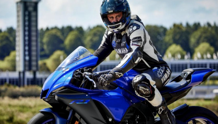 Yamaha: la gamma sportiva si rifà il look nel 2022 - Foto 5 di 7