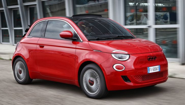 Fiat 500 RED: il “Cinquino” si tinge di rosso contro virus e pandemie - Foto 1 di 9