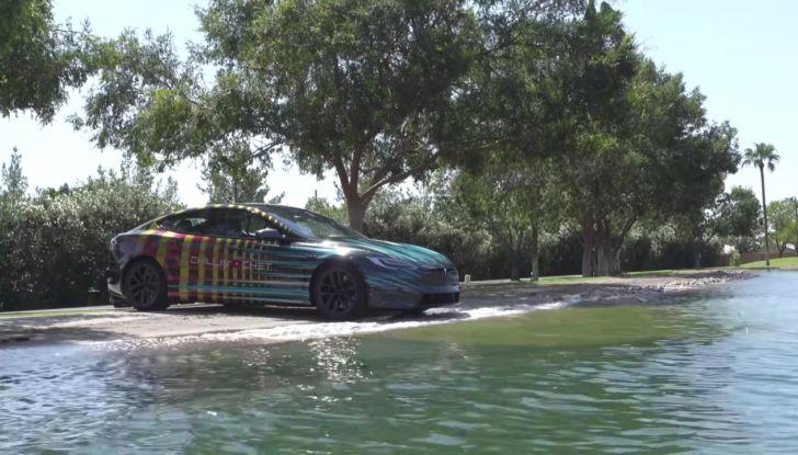 Tesla Model S batte Porsche Taycan al Nürburgring… e diventa un sottomarino! - Foto 2 di 6