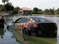 Tesla Model S batte Porsche Taycan al Nürburgring… e diventa un sottomarino!