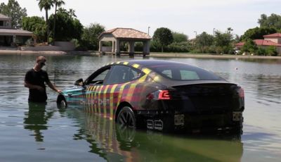 Tesla Model S batte Porsche Taycan al Nürburgring… e diventa un sottomarino!