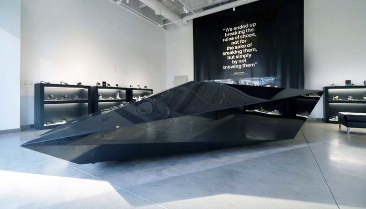 All’asta l’auto che mescola il fascino della Countach con le forme del Tesla Cybertruck - Foto 7 di 11