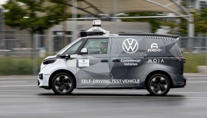 Volkswagen ID.BUZZ: il prototipo di van a guida autonoma debutta a Monaco - Foto 6 di 10