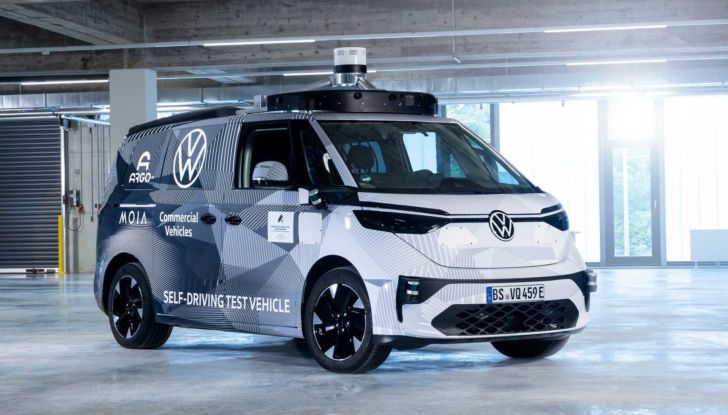 Volkswagen ID.BUZZ: il prototipo di van a guida autonoma debutta a Monaco - Foto 1 di 10