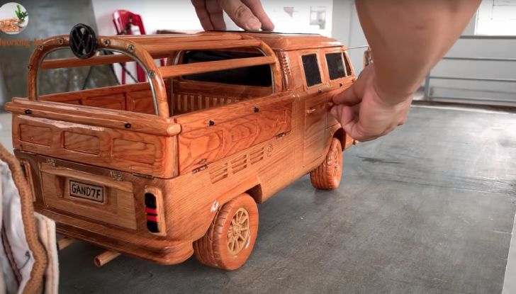 Volkswagen Bulli: il Type 2 replica realizzato in legno è spettacolare! - Foto 4 di 8