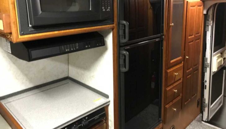 Chinook RV Baja H2 Special Edition, l’Hummer diventata camper - Foto 5 di 8