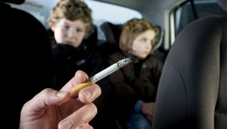 Fumare e svapare in auto: legge, divieti e multe - Foto 5 di 7