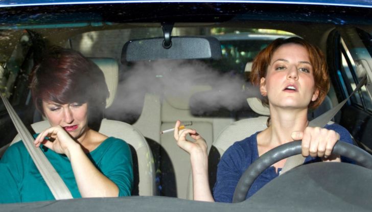 Fumare e svapare in auto: legge, divieti e multe - Foto 2 di 7
