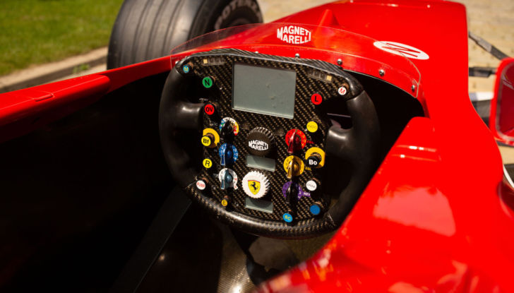 Una Ferrari F1 sfreccia in autostrada: il pilota è ricercato dalla Polizia - Foto 10 di 11