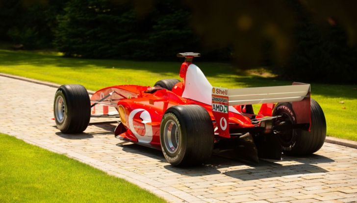 Una Ferrari F1 sfreccia in autostrada: il pilota è ricercato dalla Polizia - Foto 2 di 11