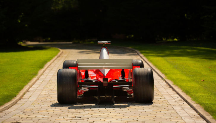 Una Ferrari F1 sfreccia in autostrada: il pilota è ricercato dalla Polizia - Foto 4 di 11