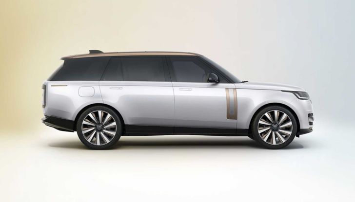 Range Rover 2022: al debutto la ibrida plug-in con prezzi da 135.800 Euro - Foto 4 di 15