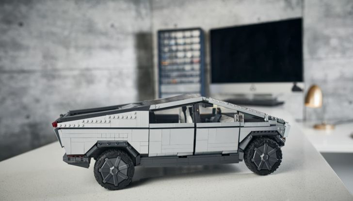 Anche il Tesla Cybertruck può essere costruito con i mattoncini! - Foto 2 di 8