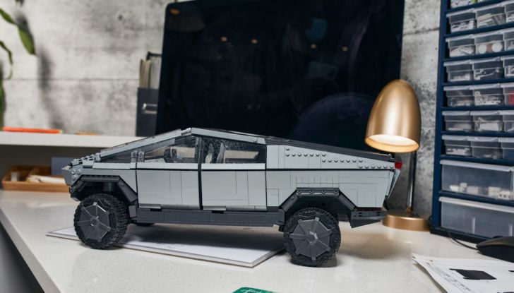 Anche il Tesla Cybertruck può essere costruito con i mattoncini! - Foto 3 di 8