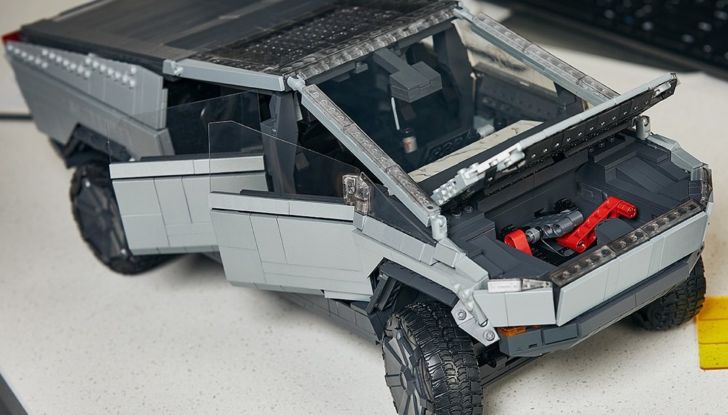 Anche il Tesla Cybertruck può essere costruito con i mattoncini! - Foto 1 di 8