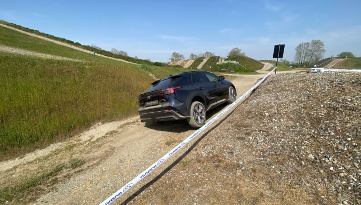 Subaru Solterra: trazione integrale e 218 CV per il SUV elettrico giapponese - Foto 8 di 19