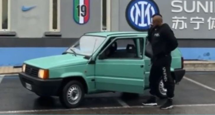 La nuova supercar di Arturo Vidal è una Fiat Panda! - Foto 3 di 7