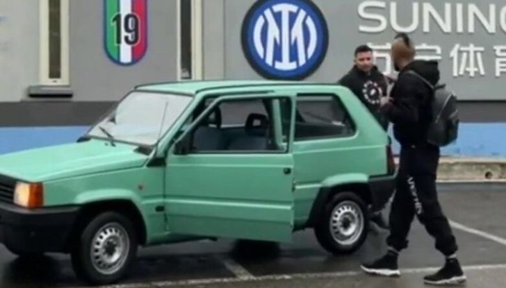 La nuova supercar di Arturo Vidal è una Fiat Panda! - Foto 4 di 7