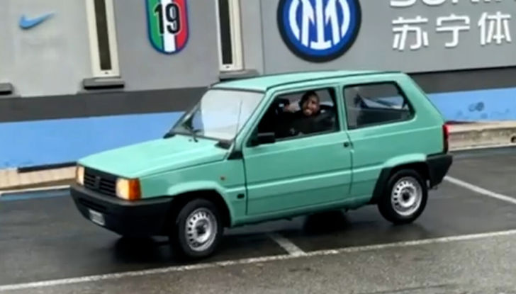 La nuova supercar di Arturo Vidal è una Fiat Panda! - Foto 6 di 7