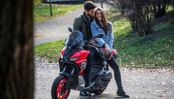 Aprilia SR GT: la Casa di Noale toglie i veli al suo primo scooter “urban adventure” - Foto 13 di 18