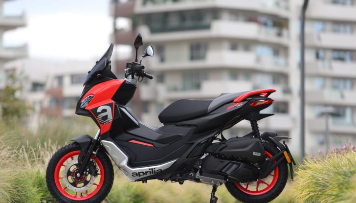 Aprilia SR GT: la Casa di Noale toglie i veli al suo primo scooter “urban adventure” - Foto 15 di 18