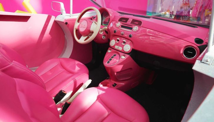 L’auto di Barbie a grandezza naturale… è una Fiat 500 elettrica! - Foto 6 di 11