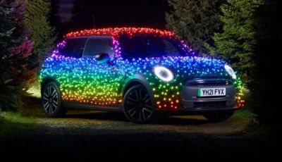 Mini Cooper SE: l’elettrica diventa un albero di Natale per beneficenza