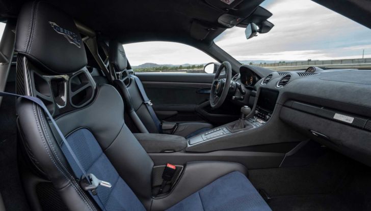 Lotta in famiglia: la Porsche 718 Cayman GT4 RS (anche Clubsport) sfida la 911 GT3! - Foto 12 di 23