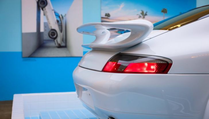 Porsche festeggia i 20 anni in Cina con una 996… a forma di cigno! - Foto 4 di 11