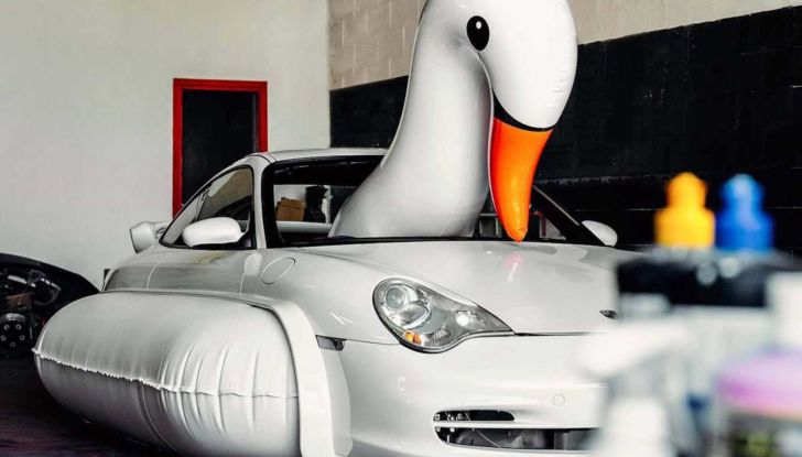 Porsche festeggia i 20 anni in Cina con una 996… a forma di cigno! - Foto 6 di 11