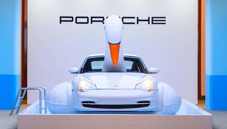 Porsche festeggia i 20 anni in Cina con una 996… a forma di cigno! - Foto 2 di 11