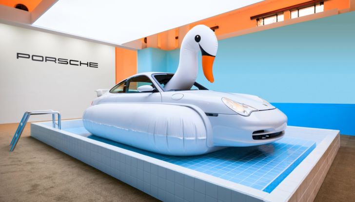 Porsche festeggia i 20 anni in Cina con una 996… a forma di cigno! - Foto 3 di 11