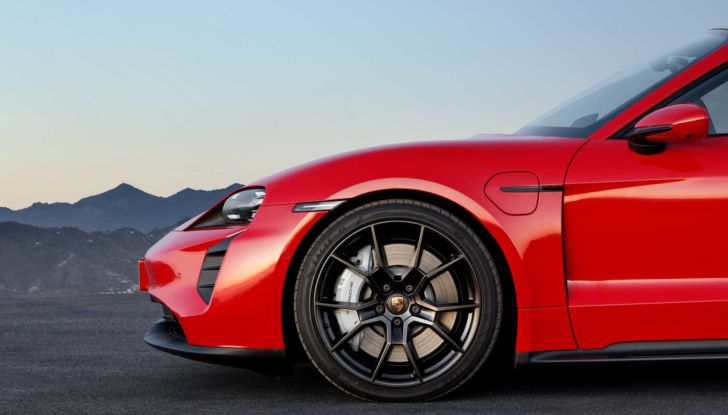 Porsche allarga la famiglia Taycan con la GTS da 598 cavalli e la Sport Turismo - Foto 2 di 8