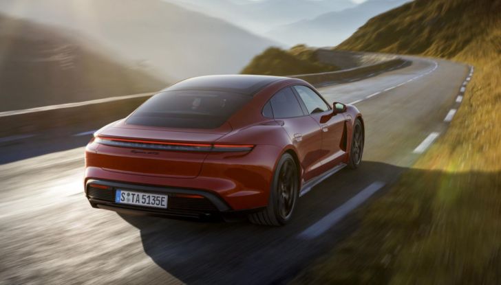 Porsche allarga la famiglia Taycan con la GTS da 598 cavalli e la Sport Turismo - Foto 3 di 8