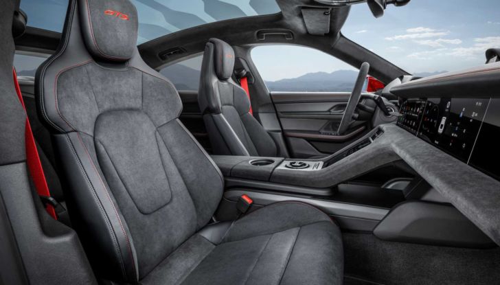 Porsche allarga la famiglia Taycan con la GTS da 598 cavalli e la Sport Turismo - Foto 7 di 8
