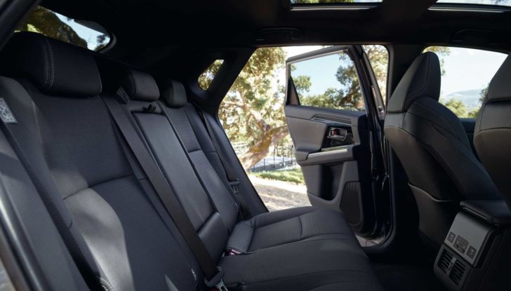 Toyota BZ4X: il SUV elettrico da 450 km di autonomia diventa “di serie” - Foto 12 di 12