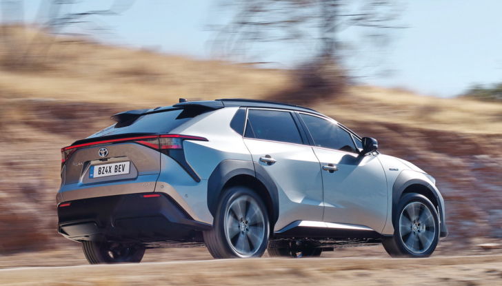 Toyota BZ4X: il SUV elettrico da 450 km di autonomia diventa “di serie” - Foto 4 di 12