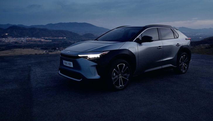 Toyota BZ4X: il SUV elettrico da 450 km di autonomia diventa “di serie” - Foto 5 di 12