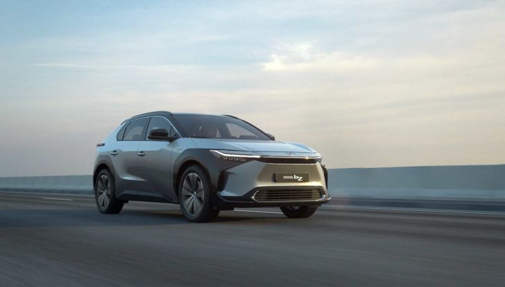 Toyota BZ4X: il SUV elettrico da 450 km di autonomia diventa “di serie” - Foto 7 di 12