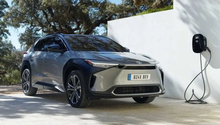 Toyota BZ4X: il SUV elettrico da 450 km di autonomia diventa “di serie” - Foto 1 di 12