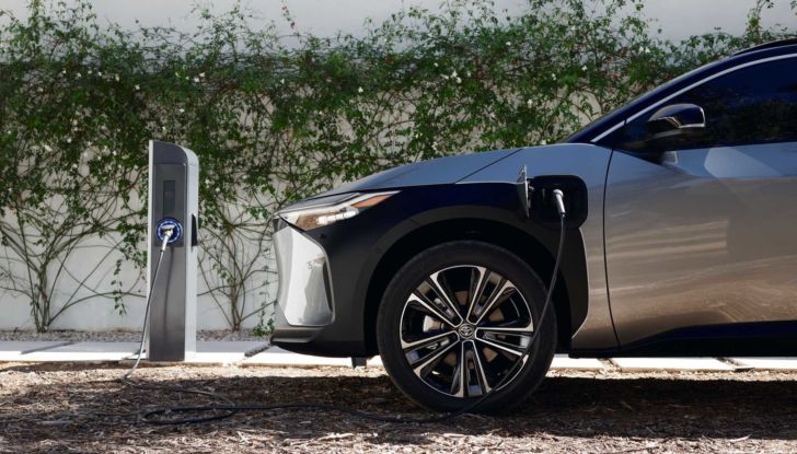 Toyota BZ4X: il SUV elettrico da 450 km di autonomia diventa “di serie” - Foto 8 di 12