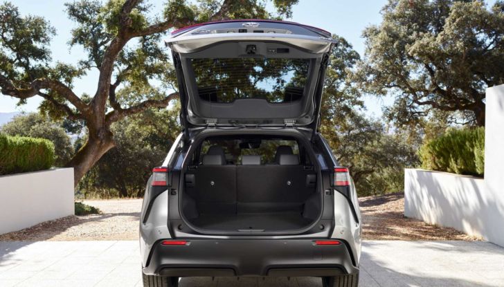 Toyota BZ4X: il SUV elettrico da 450 km di autonomia diventa “di serie” - Foto 9 di 12