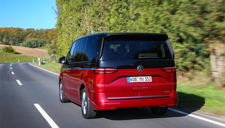 Volkswagen Multivan: il Bulli T7 debutta in Italia con l’ibrido plug-in da 218 CV - Foto 5 di 14
