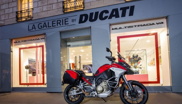 Parigi accoglie il primo pop-up store dedicato alla Ducati Multistrada V4 - Foto 2 di 9