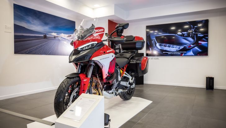 Parigi accoglie il primo pop-up store dedicato alla Ducati Multistrada V4 - Foto 3 di 9