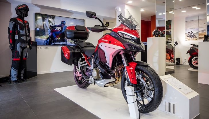 Parigi accoglie il primo pop-up store dedicato alla Ducati Multistrada V4 - Foto 4 di 9