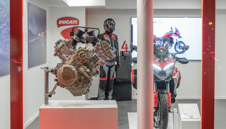 Parigi accoglie il primo pop-up store dedicato alla Ducati Multistrada V4 - Foto 5 di 9