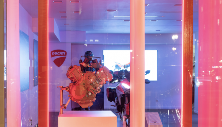 Parigi accoglie il primo pop-up store dedicato alla Ducati Multistrada V4 - Foto 6 di 9