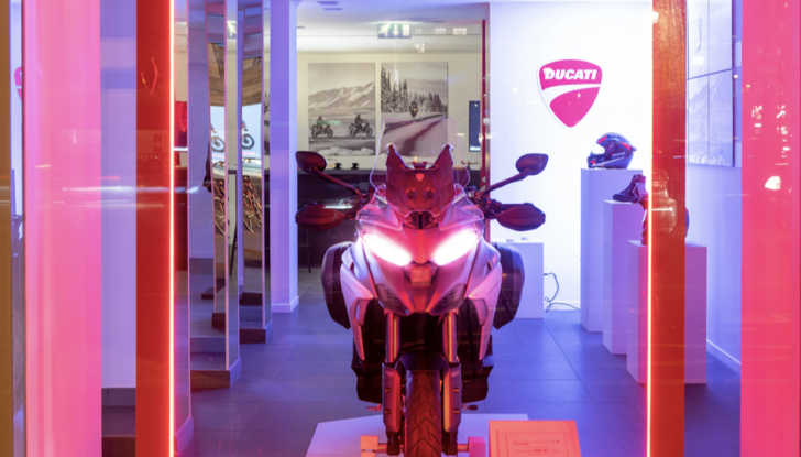 Parigi accoglie il primo pop-up store dedicato alla Ducati Multistrada V4 - Foto 7 di 9