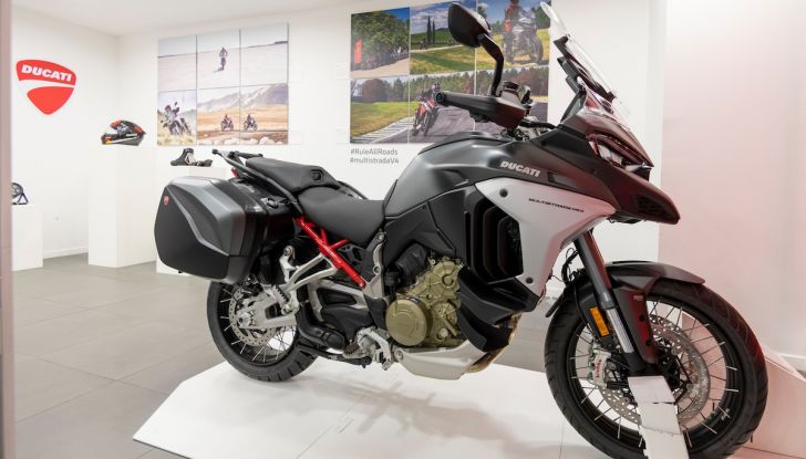 Parigi accoglie il primo pop-up store dedicato alla Ducati Multistrada V4 - Foto 9 di 9